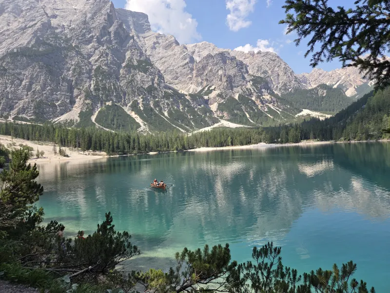 אגם בראייס (Lago di Braies) בדולומיטים: מים בצבע טורקיז מול הרים סלעיים